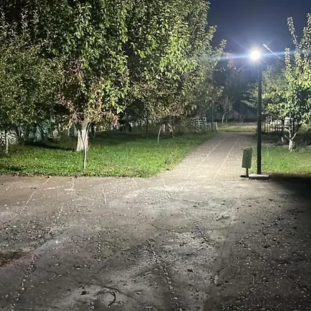 Vila Lake, Tek Liqeni ヴィラ